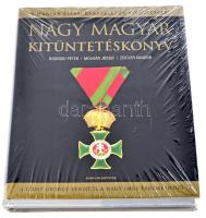 Bodrogi Péter, Molnár József, Zeidler Sándor: Nagy magyar kitüntetéskönyv. A magyar állam rendjelei és kitüntetései a Szent György-rendtől a Nagy Imre-érdemrendig. Bp., 2005, Rubicon. Bontatlan csomagolásban, kiadói kartonált kötés, bontatlan, új állapotban.