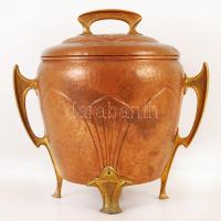 Szecessziós jeges vödör, rezezett bádog, réz lábakkal és fogókkal, belsejében bádog vödörrel, kis ho...