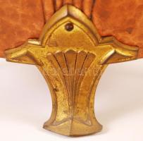 Szecessziós jeges vödör, rezezett bádog, réz lábakkal és fogókkal, belsejében bádog vödörrel, kis ho...