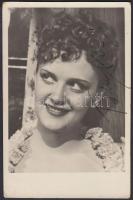 Tolnay Klári (1914-1998) kétszeres Kossuth-díjas magyar színésznő, érdemes és kiváló művész, Halhatatlanok Társulatának örökös tagjának aláírása az őt ábrázoló fotón