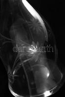 cca 1900 Csiszolt, virágmintás borosüveg, üveg dugóval 30 cm