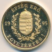 1995. "Emlékérem az Újpesti Torna Egylet alapításának 110. évfordulójára" aranyozott fém emlékérem tokban (32mm) T:2 (PP)