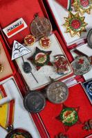 Doboznyi vegyes szocialista jelvény, kitüntetés, több dísztokban, közte "Munkásőr", "Felszabadulási Jubileumi Emlékérem", "A Haza Fegyveres Szolgálatában", "Véradásért" stb. T:vegyes