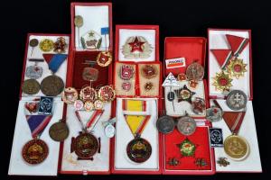 Doboznyi vegyes szocialista jelvény, kitüntetés, több dísztokban, közte "Munkásőr", "...