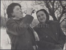 1958 "Én is meghúznám", jelzés nélküli fotó, hátoldalon feliratozva, 23x18 cm