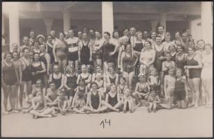 1934 Balatonalmádi, Strandolók csoportképe, vitéz Mészáros István Foto, fotólap, hátoldalon feliratozva, pecséttel jelzett, 13x9 cm