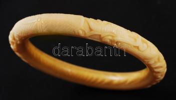 Bizsu tétel, benne: indamintás, csontból készült karkötő és egy apró gyöngyökkel díszített nyaklánc,...