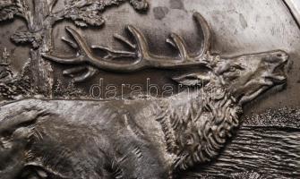 SKS vadász jelenetes ón fali dísztányér, jelzett, jó állapotban, d: 20,5 cm