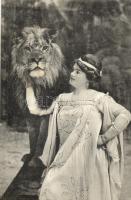 Oroszlánszelídítő hölgy / lion tamer lady (EK)