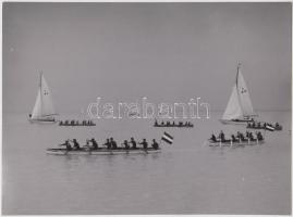 Evezősök és vitorlások a vízen, jelzetlen fotó, 23x17 cm