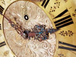 Gustav Becker konzol óra, ónémet faragott házban, működik, jelzett, ingával, kulccsal, 55×25 cm, m:6...