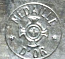 Gustav Becker konzol óra, ónémet faragott házban, működik, jelzett, ingával, kulccsal, 55×25 cm, m:6...