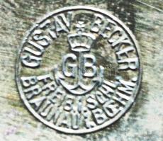 Gustav Becker konzol óra, ónémet faragott házban, működik, jelzett, ingával, kulccsal, 55×25 cm, m:6...