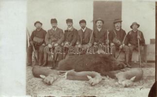 1913 Alsószabadi, vadásztársaság, elejtett vaddisznóval és őzekkel / hunters with wild boar and deers photo (EK)