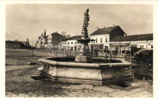 Nagyszalonta, Fő tér, artézi kút, Szántó áruház, Guttmann Miksa üzlete, vendéglő / main square, fountain, shops, restaurant