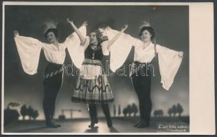 cca 1930-1940 L'art fotó salon, Bp., Artisták magyaros ruhában, 18x11 cm