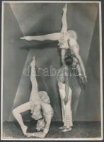 cca 1930-1940 Les Trois Favorits, akrobaták, Georgis Géza Művészügynökség, pecséttel jelzett, 17x23 cm