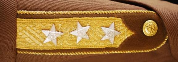 Cca 1980 ezredesi kabát, méret:L, kitüntetése, váll lapok