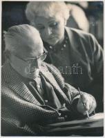 cca 1960 Gink Károly(1922-2002): Ferenczy Béni(1890-1967) Kossuth-díjas magyar szobrász, éremművész, grafikus feleségével, pecséttel jelzett fotó, feliratozva, 18x24 cm