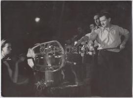 cca 1960 Sziklai Dezső (1910-1997): Üvegfúvók, pecséttel jelzett fotó, hátoldalon feliratozva, 24x17 cm