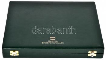 Magyar Érmeforgalmazó zöld műbőr éremtartó kazettája 1 kivehető tálcával, összesen 24 férőhellyel, h...