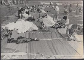 cca 1970 Ejtőernyő hajtogatás,  cm