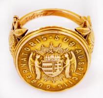Kormányzói Gyűrű14 K arany (Au), nagy ovális fej, Magyarország középcímerével, körfelirat: Sub  Auspiciis Gubernatoris, kitüntetéses doktorrá avatás alkalmából, belül a kitüntetett neve vésett: Dr. Floderer István (1907-1991) okmánybélyeg szakértő, gyógyszerész, 1935. V. 12., nettó: 20,8 g, átmérő: 22,8 mm...