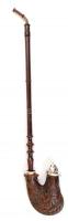Antik, ulmi típusú faragott nemesfa pipa fém szerelékkel, vadászjelenet ábrázolással, szárral, m: 50...