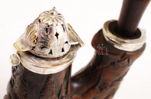 Antik, ulmi típusú faragott nemesfa pipa fém szerelékkel, vadászjelenet ábrázolással, szárral, m: 50...