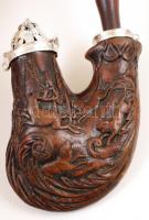 Antik, ulmi típusú faragott nemesfa pipa fém szerelékkel, vadászjelenet ábrázolással, szárral, m: 50...