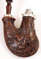 Antik, ulmi típusú faragott nemesfa pipa fém szerelékkel, vadászjelenet ábrázolással, szárral, m: 50...