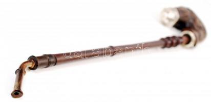 Antik, ulmi típusú faragott nemesfa pipa fém szerelékkel, vadászjelenet ábrázolással, szárral, m: 50...