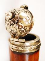 Antik női tajtékpipa, fém szerelékkel, szárral, h: 18 cm, m: 8 cm /
Antique meerschaum pipe for wome...