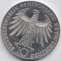 NSZK 1972G 10M Ag "München-Olimpia, térdelő atléták" T:2 GFR 1972G 10 Mark Ag "Munich-Olympics, athletes kneeling" C:XF Krause KM#132