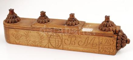 1905 Titokzáras díszesen faragott, címeres borotvatok, "nem tudtuk kinyitni", "B. M." monogrammal, 31,5×8,5 cm