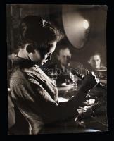 1958 Körmendy Imre: Kávéfőző lány. Díjnyertes fotó. Hozzá a kiállítás díj oklevelével 30x40 cm (sarkoknál kis hiba)