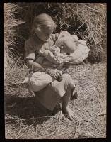 cca 1955 Körmendy Imre: Alszik már. Jelzett fotó. (kis szakadás) 30x40 cm