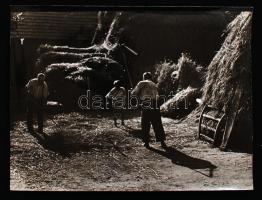 cca 1955 Körmendy Imre: Cséplők. (apró szakadás) 30x40 cm