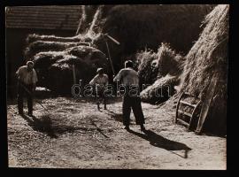 cca 1955 Körmendy Imre: Cséplők. (kis hiba saroknál) 30x40 cm