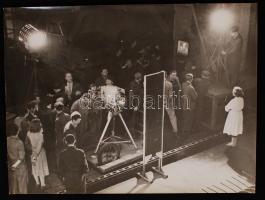 cca 1955 Körmendy Imre: Felvétel közben. 30x40 cm