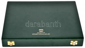 Magyar Érmeforgalmazó zöld műbőr éremtartó kazettája 1 kivehető tálcával, összesen 24 férőhellyel, h...