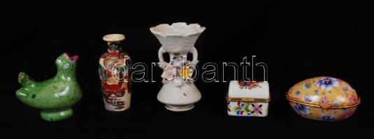 Vegyes kerámia és porcelán tétel: 2 db porcelán ékszertartó dobozka, 3 db mini asztali dísz
