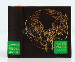 Votum Petőfianum. Bp. 1973, Kossuth Könyvkiadó. Minikönyv. Számozása: 131 példányszám: 13 000 példányban, ebből 1000 példány aranyozott bőrkötésben, 1-től 1000-ig számozva. Könyvtervező: Erdélyi János Nyomda: Zrínyi Nyomda. Újszerű állapotban.