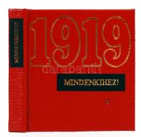 1919 Mindenkihez! Minikönyv. Megjelent a Magyarországi Tanácsköztársaság 50. évfordulójára. Készült példányszám: 300. Sorozatszám: 238. Aranyozott, kiadói műbőr kötés, jó állapotban.
