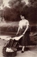 1908 Hungarian folklore, laundress photo (EK)