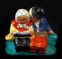 Üldögélő pár, kerámia figura, apró mázhibával, jelzett, 10x11 cm