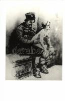 11 darabból álló RÉGI használatlan képeslap sorozat, "háborús nemi erőszaktevés" témájú mo...