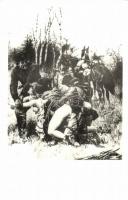 11 darabból álló RÉGI használatlan képeslap sorozat, "háborús nemi erőszaktevés" témájú mo...