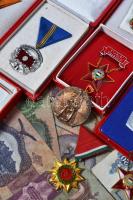 Doboznyi vegyes szocialista kitüntetés és jelvény, emlékérem és bankjegy tétel T:vegyes