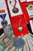 Doboznyi vegyes szocialista kitüntetés és jelvény, emlékérem és bankjegy tétel T:vegyes